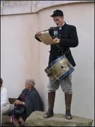 Annoncer solennellement un avis sur la place publique, c'est :