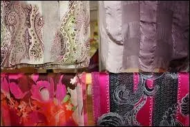 Il est l'ennoblisseur des textiles ou encore des mtaux. Il leur donne un aspect changeant et iris.