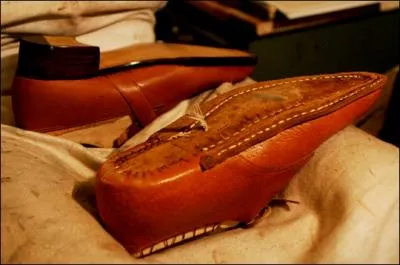 La trpointe est une bande de cuir qui fait le tour de la chaussure. L'artisan la coud  la main. Elle va permettre de solidariser la tige et la semelle. Qui nous fait des chaussures sur mesure ?