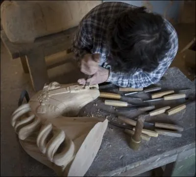 Dans les arts et traditions populaires, cet artisan regroupe les comptences du sculpteur sur bois, peintre en dcors, menuisier, chaudronnier. Il prend plaisir  imaginer que la tte nous tourne.