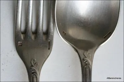 La maison Christofle fut cre en 1830. Sa renomme lui vient de son importante collection de couverts en argent. Comment appelle-t-on les fabricants de ces objets d'art ?