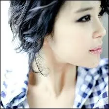 Baek Ji Young chante ...