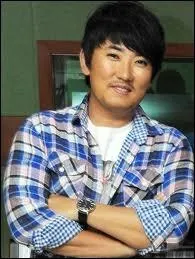 Lee Seung Chul chante ...
