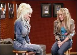 Quel appareil porte le strass en forme de D de tante Dolly, sur le ct ?