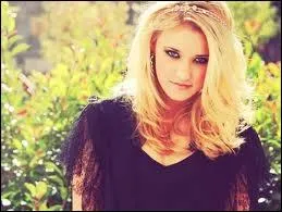 Emily Osment aime beaucoup tricoter; vrai ou faux ?