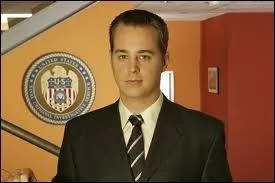 Quel est le surnom de McGee donn par Dinozo ?