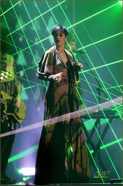 Quelle chanson Rihanna performe-t-elle sur cette photo ?