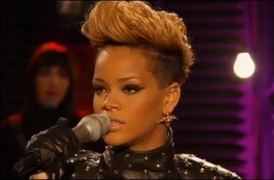 Sur cette photo, o Rihanna performe-t-elle ?