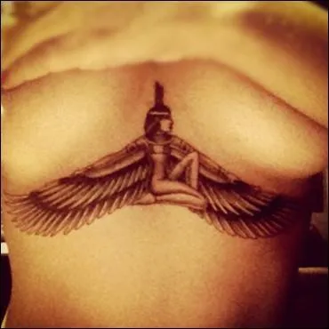 Que reprsente le tatouage de Rihanna sous son aisselle ?