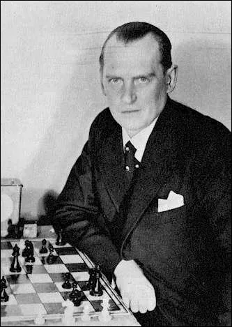 Champion du monde des checs de 1927  1935 et de 1937  sa mort, en 1946; il a donn son nom  une ouverture :