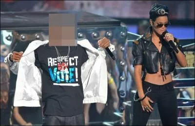 Avec qui Rihanna performe-t-elle ?