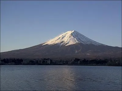 Vers quelle ville japonaise se trouve le Fuji ?