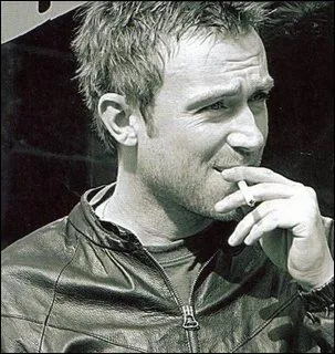 Sur la photo vous avez reconnu le chanteur-compositeur des groupes Blur et Gorillaz il s'agit de...