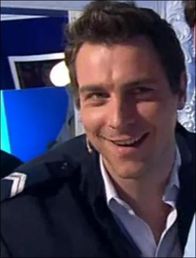 Comment s'appelle cet humoriste (qui accompagne Sentou) ?