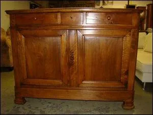 Un petit tour au march de l'antiquit. Vous reconnaissez ce bahut bas en noyer. De quel style est-il ?