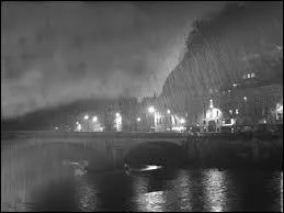 De qui sont les vers  Il pleure dans mon coeur comme il pleut sur la ville  ?