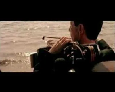 Toi qui courais dans les flaques , moi et ma tte  claques . Moi qui te croyais ma chose, ma bestiole. Moi je n'tais qu'un pot de colle.