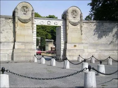 Comment s'appelle le clbre cimetire o est enterre dith Piaf ?