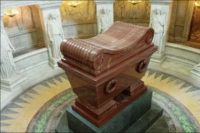 Qui repose dans ce tombeau, aux Invalides ?