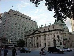 Le Queen Elizabeth Hotel,  Montral doit nourrir gratuitement votre cheval si vous y louez une chambre.