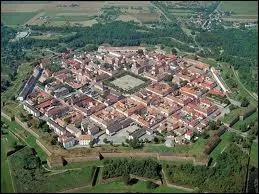Voici une vue de la commune de Neuf-Brisach, fortifie par Vauban. Quel est le nom des habitants de cette commune ?