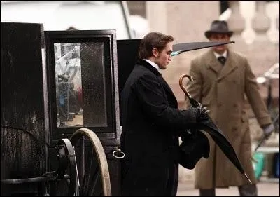 Lon Bloy, essayiste et romancier franais, 1846-1917, s'exprime de manire suprmement injurieuse  l'gard de l'auteur de  Bel-Ami  qu'il qualifie d' :  Etalon exhibitionniste .