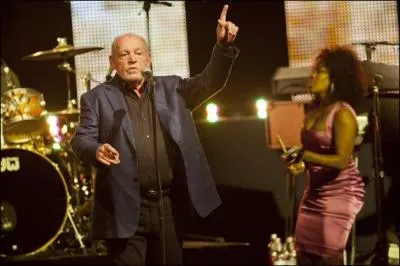 Son actualit est domine par Fire It Up . Quel est cet artiste qui sera en  live  pour 3 concerts en France ?