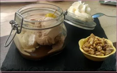 Une spcialit ardchoise glace, au got raffin de vanille, surmonte de crme Chantilly dlicatement parseme de copeaux de chocolat. Que faut-il pour que le dessert soit complet ?