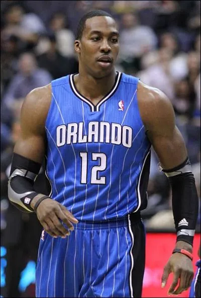 Je suis le nouveau pivot des Lakers. Qui suis-je ?