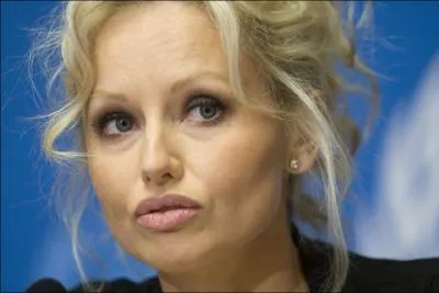 875990, y'a de quoi occuper des mains d'homme, elle est ...