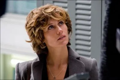 Cette jeune actrice a eu la chance de tourner sous les ordres du grand Clint dans  Au del  , elle est ... . .