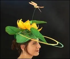 Pour une jeune femme, arriver  l'ge de 25 ans en n'tant pas marie, c'est  coiffer sainte ------ 