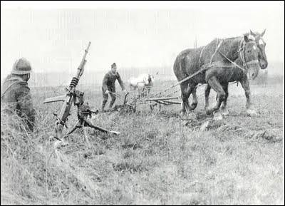 Cette période dure jusqu'à l'offensive allemande du 10 mai 1940. Comment fut-elle baptisée ?