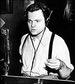 Le 30 octobre 1938,  la veille d'Halloween, Orson Welles qui travaille alors  la radio provoque la panique  travers les USA. Pourquoi ?