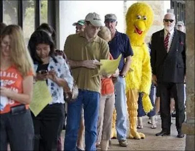 Cet homme dguis en poussin s'apprte  voter dans le cadre des lections prsidentielles amricaines.