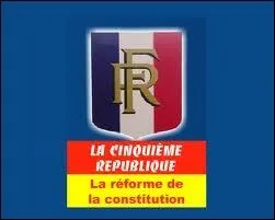 Deux phrases  complter - La Ve Rpublique en France est rgie par la Constitution de  . Son fondateur est  qui en deviendra le premier prsident.