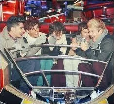 Etant petit, qui s'est assis sur le gteau de mariage de son oncle ?