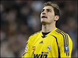 Depuis quand Casillas est-il au Real Madrid en tant que professionnel ?
