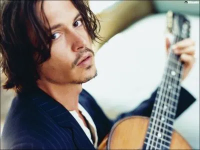 Et enfin, est-il vrai que Johnny Depp fait une apparition dans son clip 'Smile' ?