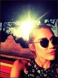 Dans quel film chante-t-elle  When I look at you  ?