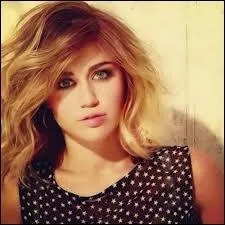 Pour quelle cause les chanteuses chantent-elles  Just stand up  ?