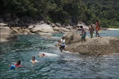 Les populations moken des les Surin ont depuis la nuit des temps intgr  leur mode de vie l'coute des signes transmis par la nature.