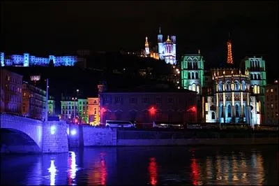 Nous invitons toute la famille de julien et la mienne pour Nol, puis nous partons  Lyon au nouvel an. Quelle course ! Combien y a-t-il d'erreurs ?
