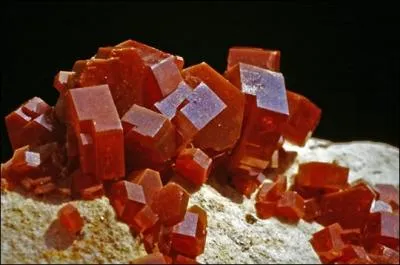 V comme vanadinite. O pouvez-vous trouver des cristaux de vanadinite en France ?