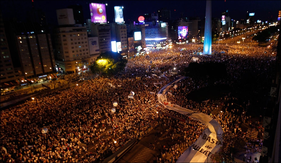 Des centaines de milliers d'Argentins ont manifesté jeudi dans les principales villes du pays, dont --- , pour dénoncer la politique menée par la présidente Cristina Fernandez.