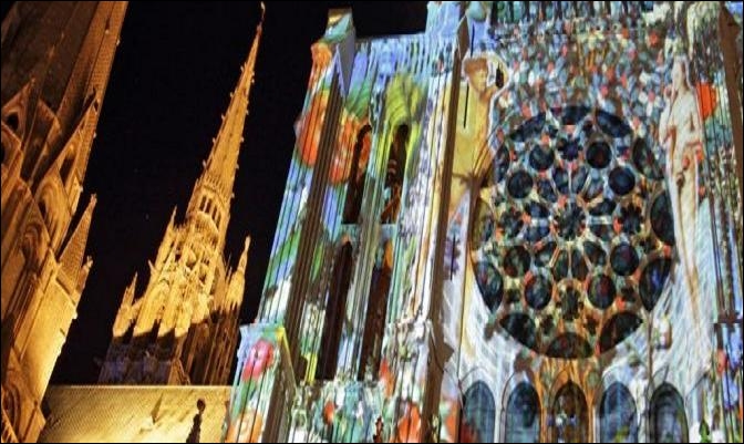 La nuit venue, venez admirer la cathédrale Notre-Dame, bel édifice mis en lumière et en musique par Xavier de Richemont, scénographe et peintre. Quelle ville de 40 402 habitants la vénère ?