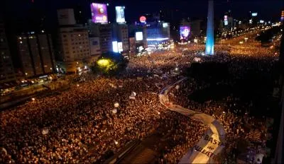Des centaines de milliers d'Argentins ont manifesté jeudi dans les principales villes du pays, dont --- , pour dénoncer la politique menée par la présidente Cristina Fernandez.