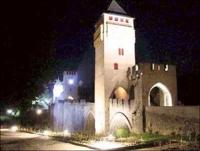 Sa construction s'étala de 1308 à 1378, et il est dit que le maître d'uvre passa un pacte avec le diable.