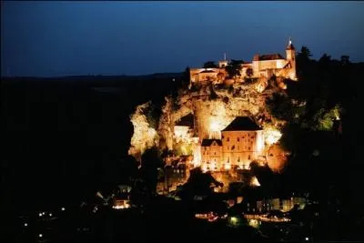 Ce village est serti dans un cadre exceptionnel creusé dans une gorge de l'Alzou. Son aura religieuse en fait un site de première importance.
Quel est ce lieu que l'on voit accroché aux pentes d'un à-pic vertigineux ?