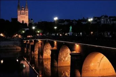 Où dégusterez-vous le crémet ? C'est un savoureux dessert lacté assaisonné de sucre vanillé, d'une pincée de sel, de feuilles de menthe, de citron ou encore d' un coulis de fruit.
